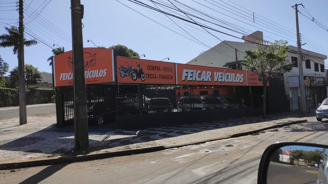 Guincho Feicar rebocando carro em estrada durante dia